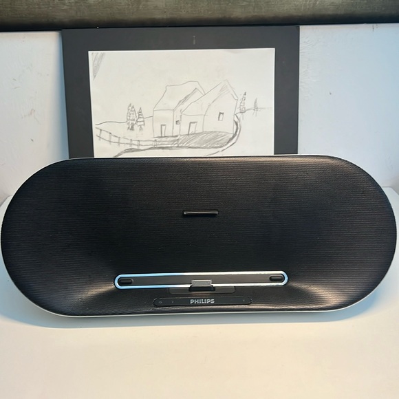 Philips DS8550 IPhone/Ipad/Ipod Dock Bluetooth Portable - Main Image